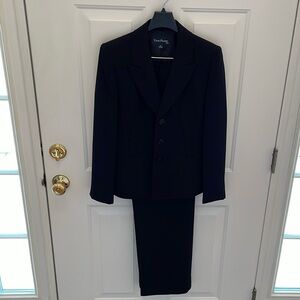 Evan-Picone woman’s 2 piece business suit size 8 Black smoke free home